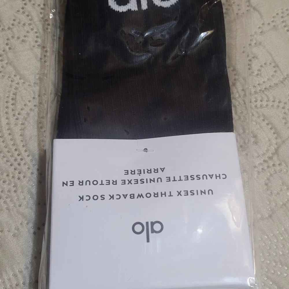 3 Pair Of Alo Yoga Unisex Throwback Socks - White, Black, and Gray Size Medium - Picture 4 of 4